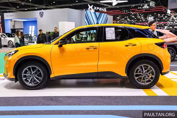 Lexus LBX 2024 vốn được phát triển dựa trên cơ sở gầm bệ TNGA-B của Toyota, tương tự Yaris Cross đang bán tại một số thị trường như châu Âu, Nhật Bản và Singapore. Vì vậy, mẫu xe này còn được coi là phiên bản hạng sang của Toyota Yaris Cross.