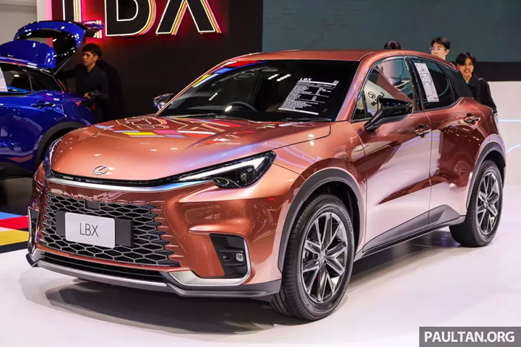 Mẫu SUV cỡ nhỏ này được áp dụng ngôn ngữ thiết kế mới của thương hiệu Lexus, tương tự RX và LM. Có thể thấy rõ điều này qua khu vực đầu xe với lưới tản nhiệt hình con suốt không viền mới. Bên trên là cụm đèn pha gọn gàng, tích hợp dải đèn LED định vị ban ngày hình chữ "L" đặc trưng của thương hiệu Lexus.