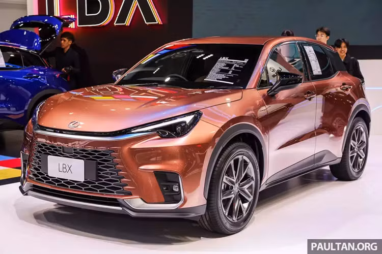 Mẫu SUV cỡ nhỏ này được áp dụng ngôn ngữ thiết kế mới của thương hiệu Lexus, tương tự RX và LM. Có thể thấy rõ điều này qua khu vực đầu xe với lưới tản nhiệt hình con suốt không viền mới. Bên trên là cụm đèn pha gọn gàng, tích hợp dải đèn LED định vị ban ngày hình chữ "L" đặc trưng của thương hiệu Lexus.