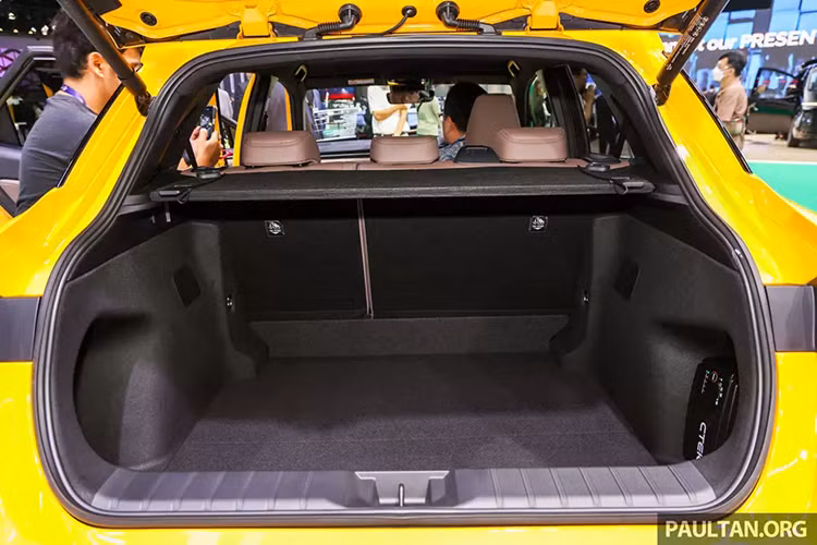 LBX sở hữu thiết kế nội thất khá đặc trưng của xe Lexus. Bản tiêu chuẩn sẽ có những trang bị như ghế bọc da tổng hợp, bảng đồng hồ với màn hình đa thông tin 7 inch, màn hình cảm ứng trung tâm 9,8 inch, kết nối Apple CarPlay không dây, hệ thống âm thanh 6 loa,