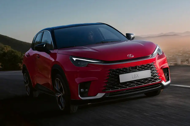 Nằm bên dưới nắp ca-pô của Lexus LBX 2024 là động cơ hybrid, bao gồm máy xăng 3 xi-lanh, hút khí tự nhiên, dung tích 1.5L, cho công suất tối đa 91 mã lực và mô-men xoắn cực đại 120 Nm. Động cơ đi kèm với mô-tơ điện mạnh 94 mã lực và 185 Nm cùng pin niken hyđrua kim loại (NiMH).