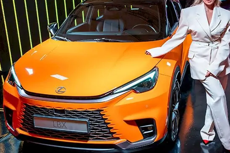 Hệ thống đèn viền trang trí nội thất, sạc điện thoại không dây, hệ thống điều hòa tự động 2 vùng, ghế lái chỉnh điện 8 hướng/nhớ vị trí và gương chiếu hậu chống chói tự động. Với bản Premium, xe sẽ được bổ sung những trang bị tiện nghi như ghế bọc da semi-aniline màu nâu hoặc đen