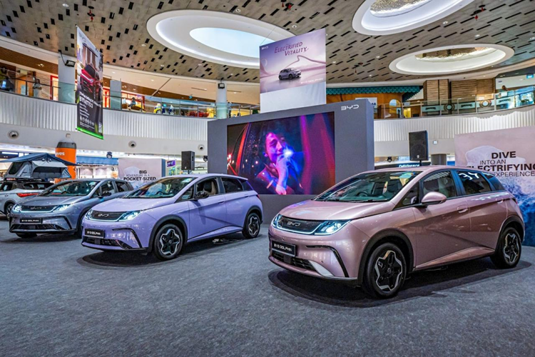 Quãng đường di chuyển sau khi sạc pin của phiên bản này là 490 km. Phiên bản này hỗ trợ cả sạc chậm AC 7 kWh lẫn sạc nhanh DC 80 kW. Giá bán của BYD Dolphin tại Thái Lan hiện dao động từ 699.999 - 859.999 Baht (khoảng 483 - 593 triệu đồng).