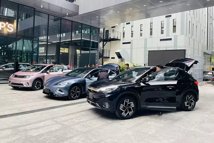 Đây là 3 trong số 6 mẫu xe mà BYD dự định sẽ ra mắt tại thị trường Việt Nam. 3 mẫu xe còn lại bao gồm Han, Tang và Song. Trong bộ ba ôtô điện BYD đã có mặt tại Việt Nam, Atto 3 có lẽ là mẫu xe đáng chú ý nhất.