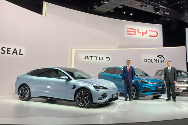 Theo hãng, BYD Atto 3 bán tại Việt Nam sẽ nhắm đến những mẫu SUV cỡ B+ như Toyota Corolla Cross hay Haval Jolion sắp ra mắt. Thuộc dòng sản phẩm Dynasty của BYD, Atto 3 sở hữu kích thước dài x rộng x cao lần lượt là 4.455 x 1.875 x 1.615 mm và chiều dài cơ sở 2.720 mm.