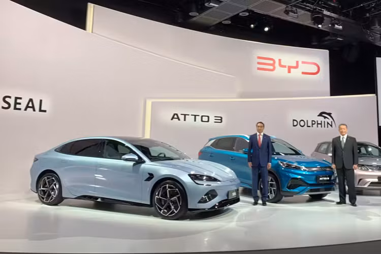 Theo hãng, BYD Atto 3 bán tại Việt Nam sẽ nhắm đến những mẫu SUV cỡ B+ như Toyota Corolla Cross hay Haval Jolion sắp ra mắt. Thuộc dòng sản phẩm Dynasty của BYD, Atto 3 sở hữu kích thước dài x rộng x cao lần lượt là 4.455 x 1.875 x 1.615 mm và chiều dài cơ sở 2.720 mm.