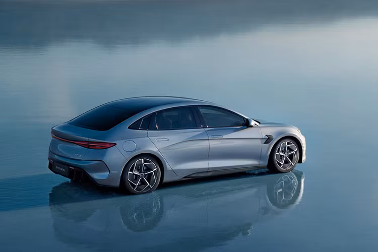 Vào hồi đầu tháng 5/2024, BYD đã mất đơn vị phân phối xe lớn là NEH, một đơn vị thuộc sở hữu của Tasco Auto. Tuy nhiên, đại diện BYD khẳng định vẫn giữ nguyên kế hoạch ra mắt thị trường Việt Nam vào tháng 6 năm nay.