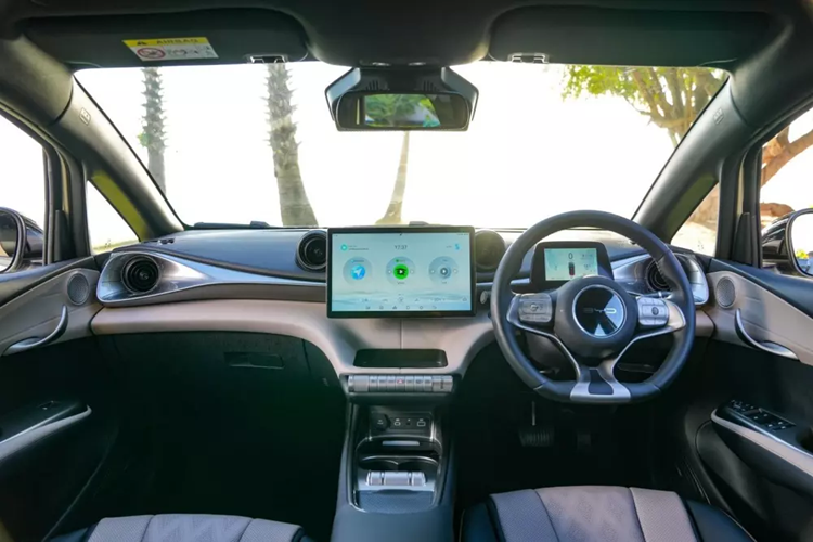 Phiên bản này có phạm vi di chuyển 410 km theo chu trình thử nghiệm NEDC. Loại pin này tương thích với cả sạc chậm AC 7 kW hoặc sạc nhanh DC 60 kW. Trong khi đó, bản cao cấp hơn được trang bị mô-tơ điện mạnh 204 mã lực/310 Nm và pin LFP 60,48 kWh.