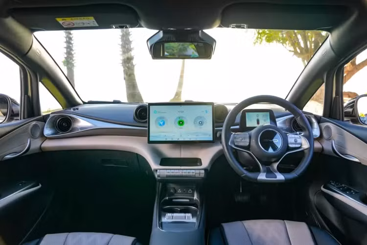 Phiên bản này có phạm vi di chuyển 410 km theo chu trình thử nghiệm NEDC. Loại pin này tương thích với cả sạc chậm AC 7 kW hoặc sạc nhanh DC 60 kW. Trong khi đó, bản cao cấp hơn được trang bị mô-tơ điện mạnh 204 mã lực/310 Nm và pin LFP 60,48 kWh.