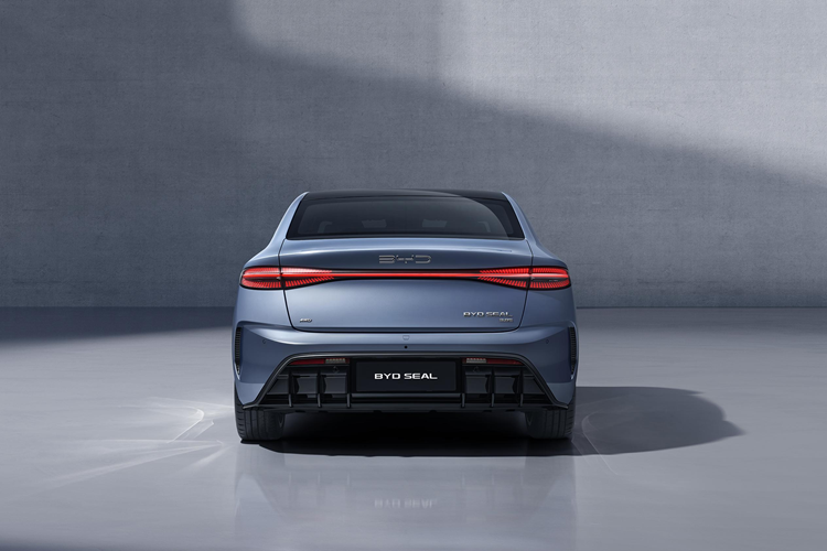 Bù lại, xe có hệ dẫn động 4 bánh AWD thay vì dẫn động cầu sau RWD. Giá bán của BYD Seal tại Thái Lan dao động từ 1,325 - 1,599 triệu Baht (khoảng 914 triệu đến 1,1 tỷ đồng). Xe BYD bán tại Việt Nam sẽ được nhập khẩu nguyên chiếc trong thời gian chờ nhà máy lắp ráp ôtô điện được xây dựng.