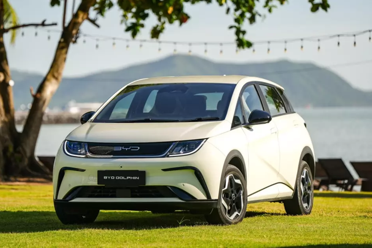 Khác với Atto 3, Dolphin lại thuộc phân khúc xe hatchback cỡ nhỏ và nằm trong dòng sản phẩm Ocean của hãng BYD. Mẫu xe này có kích thước dài x rộng x cao lần lượt 4.150 x 1.770 x 1.570 mm và chiều dài cơ sở 2.700 mm. Tại Thái Lan, BYD Dolphin bản thấp dùng mô-tơ điện mạnh 94 mã lực/180 Nm và pin LFP 44,9 kWh.