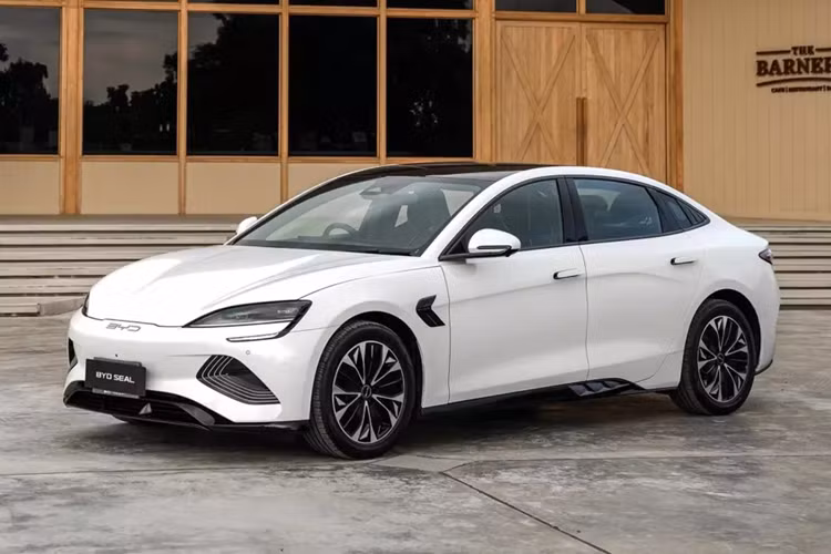 Cuối cùng là BYD Seal - mẫu xe thuộc dòng sản phẩm Ocean và nằm trong phân khúc sedan hạng D. Kích thước dài x rộng x cao của mẫu xe này lần lượt 4.800 x 1.875 x 1.460 mm, chiều dài cơ sở 2.920 mm và khoảng sáng gầm 120 mm. Xe sẽ là đối thủ của Toyota Camry và Mazda6 ở thị trường Việt Nam.