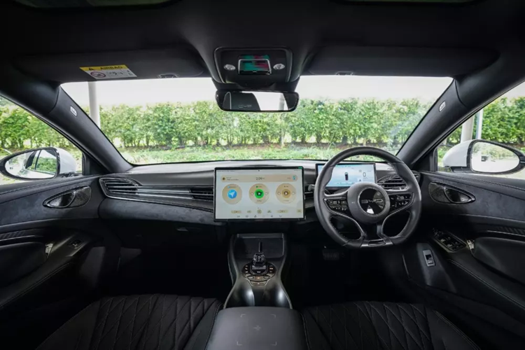 BYD Seal gây ấn tượng với thiết kế ngoại thất mượt mà và hệ số lực cản không khí khá thấp, chỉ 0,219 Cd. Bên cạnh đó, xe còn khá mạnh mẽ với 3 mức sức mạnh khác nhau, tùy theo phiên bản. Tại thị trường Thái Lan, mẫu xe điện này có 3 phiên bản, bao gồm Dynamic RWD, Premium RWD và AWD Performance.