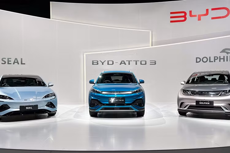 Đây là mẫu xe đã liên tục gặt hái thành công về mặt doanh số tại nhiều thị trường ngoài Trung Quốc, điển hình như Thái Lan. Còn được biết đến dưới cái tên Yuan Plus ở thị trường nội địa Trung Quốc và châu Mỹ Latin, BYD Atto 3 được định vị trong phân khúc SUV điện hạng B+.