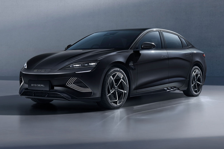 Riêng bản AWD Performance sở hữu 2 mô-tơ điện nằm trên 2 cầu, tạo ra công suất tổng cộng 530 mã lực và mô-men xoắn cực đại 670 Nm. Tuy dùng pin giống bản Premium RWD nhưng bản AWD Performance chỉ có phạm vi di chuyển 580 km.