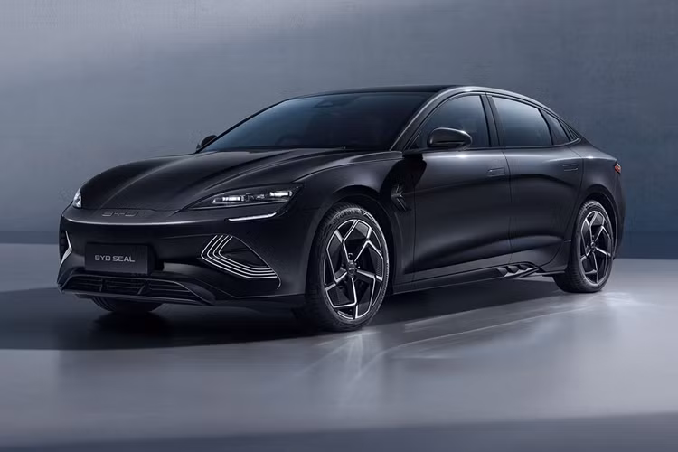 Riêng bản AWD Performance sở hữu 2 mô-tơ điện nằm trên 2 cầu, tạo ra công suất tổng cộng 530 mã lực và mô-men xoắn cực đại 670 Nm. Tuy dùng pin giống bản Premium RWD nhưng bản AWD Performance chỉ có phạm vi di chuyển 580 km.