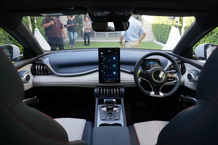 Phạm vi di chuyển sau một lần sạc đầy của 2 loại pin này lần lượt là 410 km và 480 km theo chu trình thử nghiệm NEDC. Pin 50,25 kWh hỗ trợ sạc chậm AC 7 kW hoặc sạc nhanh DC 70 kW. Trong khi đó, pin 60,48 kWh có thể dùng sạc chậm 7 kW hoặc sạc nhanh 88 kW.