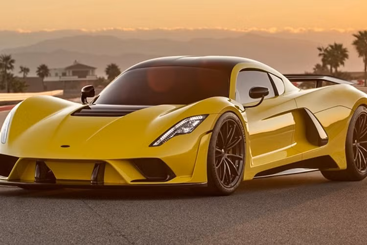 Nằm dưới nắp capo của Venom F5 là động cơ Fury 6,6 lít V8 tăng áp kép cho công suất 1.817 mã lực và mô-men xoắn 1.617 Nm. Sức mạnh được truyền tới cầu sau thông qua hộp số ly hợp 7 cấp. Hennessey không công bố thời gian tăng tốc 0-100 km/h, nhưng hãng cho biết tốc độ tối đa của xe sẽ vượt quá 482 km/h.