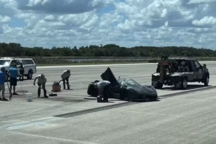 Theo đó, vào ngày 1/7, tay đua người Mỹ là David Donohue đang điều khiển siêu xe Hennessey Venom F5 chạy với vận tốc hơn 400 km/h thì xe bất ngờ bị mất lực ép, khiến toàn bộ thân xe bay khỏi mặt đất hơn 15 m, lộn ít nhất 2 vòng trước khi tiếp đất bằng mui.