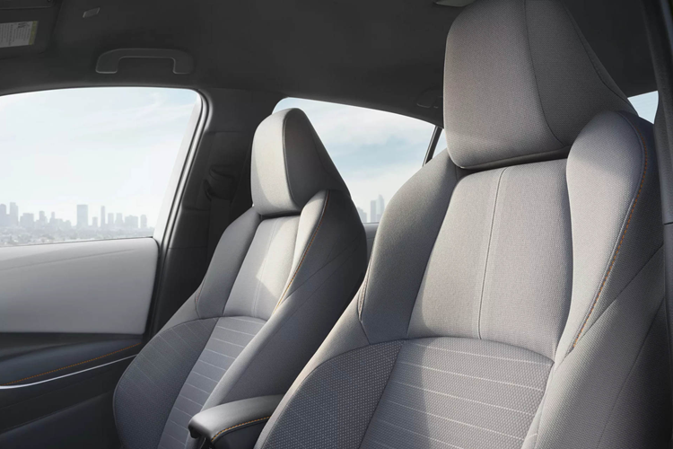 Các thành phần gồm mui xe, gương và huy hiệu luôn có màu đen. Cản trước hầm hố hơn trên Corolla FX 2025 cũng đã từng xuất hiện ở những bản SE và Nightshade trước đó.