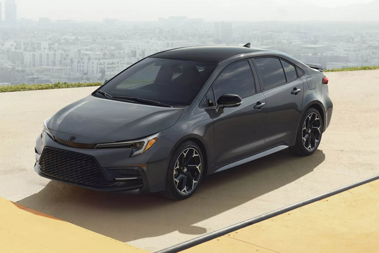 Tuy nhiên, không giống như mẫu hatchback dẫn động cầu sau đó, Toyota Corolla FX 2025 mới hiện đại dựa trên chiếc sedan Corolla dẫn động cầu trước với cấu hình SE tầm trung, chỉ bổ sung thêm một chút về tính thể thao.