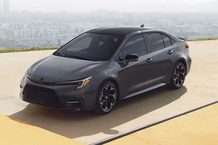 Tuy nhiên, không giống như mẫu hatchback dẫn động cầu sau đó, Toyota Corolla FX 2025 mới hiện đại dựa trên chiếc sedan Corolla dẫn động cầu trước với cấu hình SE tầm trung, chỉ bổ sung thêm một chút về tính thể thao.