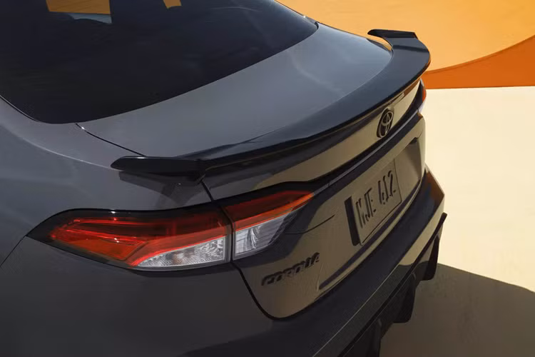 Công suất vẫn là 169 mã lực với mô-men xoắn 205 Nm đi kèm hộp số CVT. Tuy nhiên, Toyota hứa hẹn cảm giác lái sẽ thú vị hơn nhờ điều chỉnh lại thiết lập khung gầm với lò xo hạ thấp và tối ưu hệ thống lái trợ lực điện