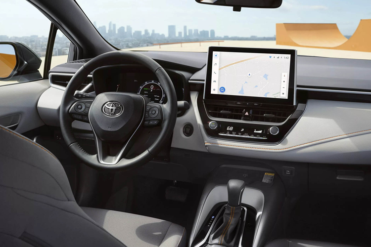 Bên trong, điểm nhấn là màn hình cảm ứng thông tin giải trí 10,5 inch mới trên bảng táp-lô, thay thế cho loại 8 inch trước đây. Màn hình lớn hơn được trang bị tiêu chuẩn trên Corolla FX 2025 và cũng sẽ có trên các phiên bản khác của Toyota Corolla 2025.