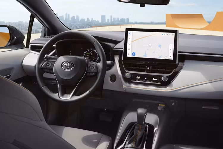 Bên trong, điểm nhấn là màn hình cảm ứng thông tin giải trí 10,5 inch mới trên bảng táp-lô, thay thế cho loại 8 inch trước đây. Màn hình lớn hơn được trang bị tiêu chuẩn trên Corolla FX 2025 và cũng sẽ có trên các phiên bản khác của Toyota Corolla 2025.