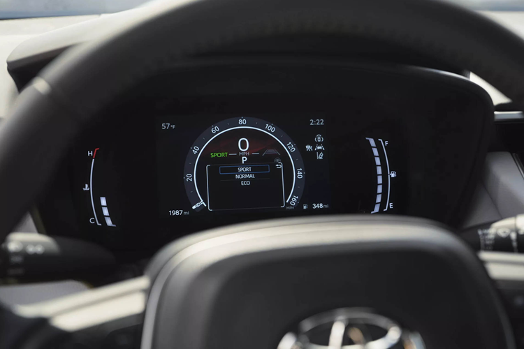 Mẫu xe này còn có cụm đồng hồ kỹ thuật số 7 inch và đế sạc không dây có nguồn gốc từ phiên bản XSE hàng đầu, cùng với gói công nghệ ADAS Toyota Safety Sense 3.0. Mặc dù có vẻ ngoài thể thao nhưng Toyota Corolla FX 2025 vẫn chỉ được trang bị động cơ 4 xi-lanh 2.0 lít nguyên bản, không có bất cứ cải tiến nào về hiệu năng.