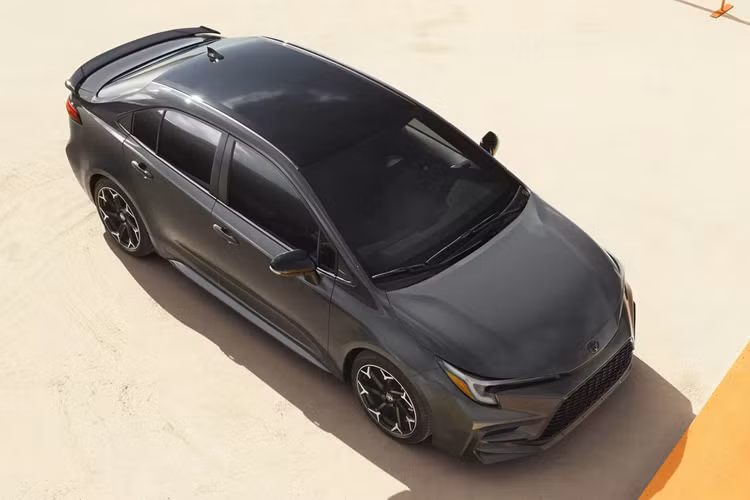 Ở bên ngoài, Corolla FX 2025 nổi bật nhờ bộ mâm hợp kim 18 inch mới được sơn màu đen satin với các điểm nhấn được gia công kỹ càng, kết hợp với ấn tượng đem lại từ cánh lướt gió mới gắn trên cửa sau. Bản đặc biệt này chỉ có 3 màu thân xe gồm Midnight Black metallic, Ice Cap và Underground.