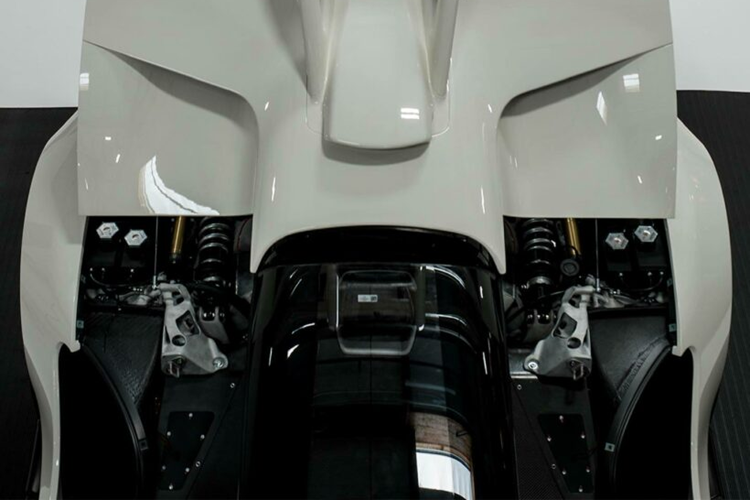 Trên cánh gió phía sau, mẫu xe cũng được sơn một nửa cánh gió màu đỏ nhằm đồng bộ hơn với phong cách phối màu ngoại thất trên xe. Người đồng sáng lập công ty, Lukas Czinger, 29 tuổi chính là người chịu trách nhiệm thiết kế chiếc 21C này.