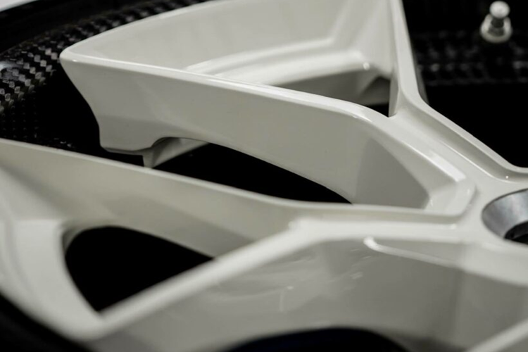 Ngoài ra, một số chi tiết khác trên siêu xe Czinger 21C như phần mâm xe bằng sợi carbon cũng được sơn màu trắng bóng tạo vẻ khác biệt.