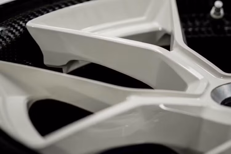 Ngoài ra, một số chi tiết khác trên siêu xe Czinger 21C như phần mâm xe bằng sợi carbon cũng được sơn màu trắng bóng tạo vẻ khác biệt.