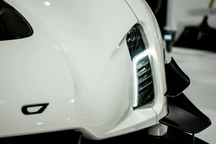 Điều khiến chiếc xe trở nên ấn tượng hơn nữa là trọng lượng khô của xe chỉ ở mức dưới 1.240 kg, cho phép chiếc Hypercar này có thể đạt tỷ lệ công suất trên trọng lượng 1:1.