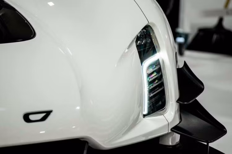 Điều khiến chiếc xe trở nên ấn tượng hơn nữa là trọng lượng khô của xe chỉ ở mức dưới 1.240 kg, cho phép chiếc Hypercar này có thể đạt tỷ lệ công suất trên trọng lượng 1:1.