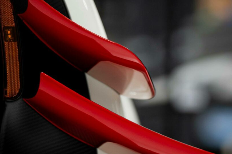 Hiện tại, thương hiệu vẫn chưa công bố bất kỳ hình ảnh nào về khoang nội thất của mẫu Hypercar phiên bản El Mirage này. Mẫu xe Czinger bên cạnh thiết kế độc đáo chính là sức mạnh cung cấp cho xe là động cơ V8 tăng áp kép, dung tích 2.88 lít với có vòng quay 11.000 vòng/phút và sản sinh công suất 950 mã lực.