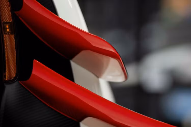 Hiện tại, thương hiệu vẫn chưa công bố bất kỳ hình ảnh nào về khoang nội thất của mẫu Hypercar phiên bản El Mirage này. Mẫu xe Czinger bên cạnh thiết kế độc đáo chính là sức mạnh cung cấp cho xe là động cơ V8 tăng áp kép, dung tích 2.88 lít với có vòng quay 11.000 vòng/phút và sản sinh công suất 950 mã lực.