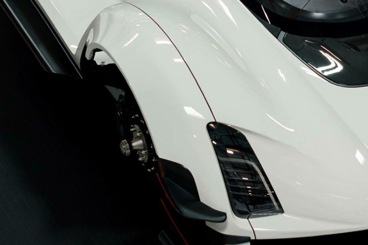 Kết hợp với động cơ V8 này chính là hai động cơ điện, tạo ra công suất tổng hợp 1.233 mã lực hoặc 1.333 mã lực thông qua nâng cấp công suất sẵn có. Động cơ này được kết hợp với hộp số tuần tự bảy cấp.