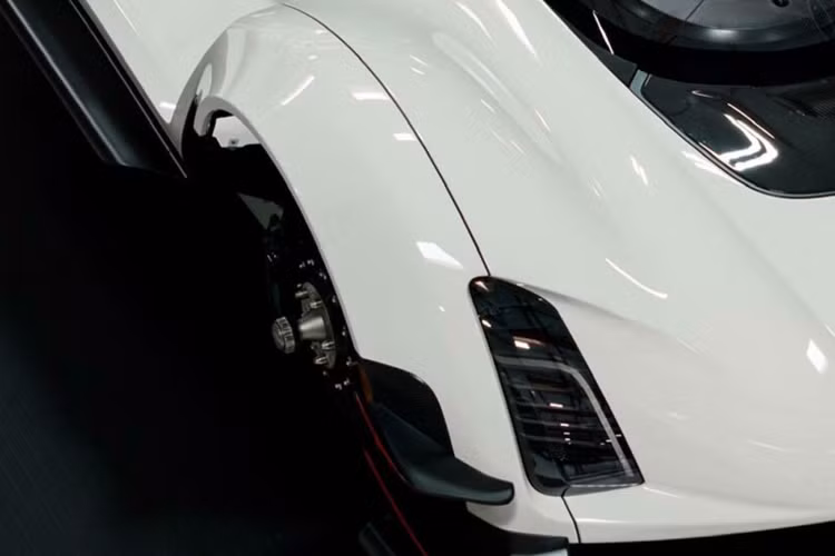 Kết hợp với động cơ V8 này chính là hai động cơ điện, tạo ra công suất tổng hợp 1.233 mã lực hoặc 1.333 mã lực thông qua nâng cấp công suất sẵn có. Động cơ này được kết hợp với hộp số tuần tự bảy cấp.