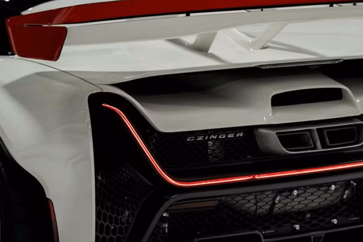 Czinger cũng đã thiết kế các bộ phận khí động học ấn tượng cho C21 giúp tăng lực ép. Với những yếu tố này, mẫu xe đã từng thiết lập kỷ lục thời gian vòng đua cho xe thương mại tại trường đua Laguna Seca vào tháng 7/2021.