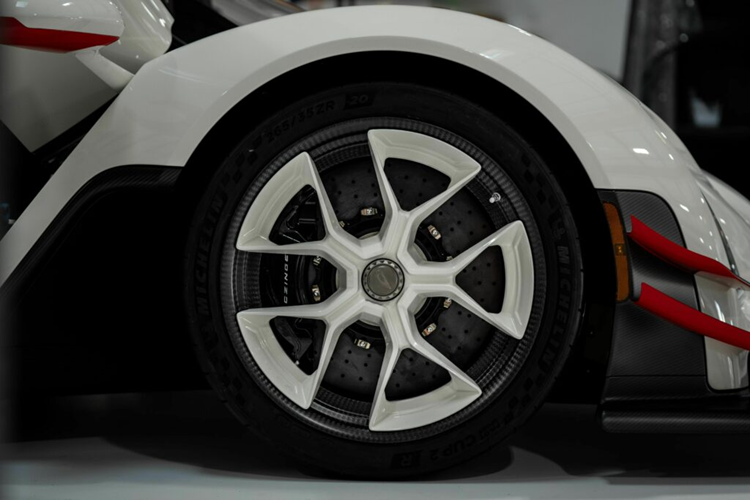 Ngoại thất của xe cũng được bổ sung một số chi tiết tạo điểm nhấn màu đỏ như màu sơn ở mặt dưới của cánh mũi phía trước và cũng có những đường sọc mỏng màu đỏ chạy dọc thân xe.