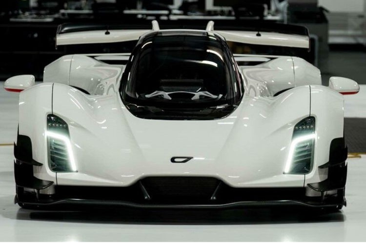 Thương hiệu Mỹ gọi chiếc 21C này là El Mirage. Chiếc Czinger 21C đặc biệt này được hoàn thiện với ngoại thất được sơn hoàn toàn bằng màu trắng. Màu sắc trắng này có tác dụng giúp làm nổi bật nhiều đường nét, nếp gấp và đường cong ấn tượng của chiếc xe.