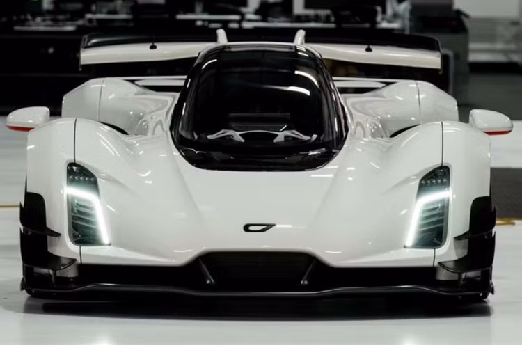 Thương hiệu Mỹ gọi chiếc 21C này là El Mirage. Chiếc Czinger 21C đặc biệt này được hoàn thiện với ngoại thất được sơn hoàn toàn bằng màu trắng. Màu sắc trắng này có tác dụng giúp làm nổi bật nhiều đường nét, nếp gấp và đường cong ấn tượng của chiếc xe.