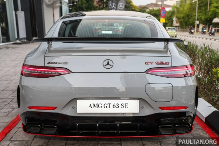 Với cơ cấu này, Mercedes-AMG GT 63 S E Performance F1 Edition có công suất tổng hợp tối đa 843 mã lực và mô-men xoắn cực đại 1.470 Nm cho khả năng tăng tốc từ 0 lên 100 km/h trong 2,9 giây, trước khi đạt vận tốc tối đa 316 km/h.