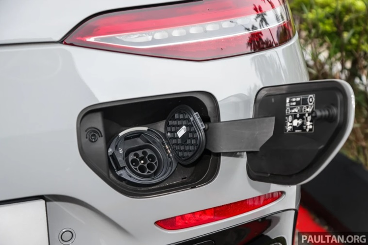 Tại nhiều vị trí trên xe như: thảm sàn, ốp nội thất bảng taplo hay bạt trùm xe… đều xuất hiện logo F1 E Performance.