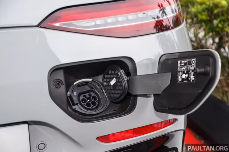 Tại nhiều vị trí trên xe như: thảm sàn, ốp nội thất bảng taplo hay bạt trùm xe… đều xuất hiện logo F1 E Performance.