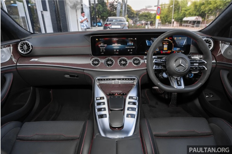 Một số chi tiết trên xe như: ốp tai gương, cánh gió… đều được làm từ sợi carbon trong gói AMG Exterior Carbon-Fibre Package II.