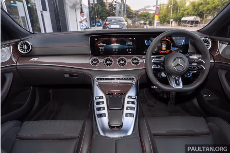 Một số chi tiết trên xe như: ốp tai gương, cánh gió… đều được làm từ sợi carbon trong gói AMG Exterior Carbon-Fibre Package II.