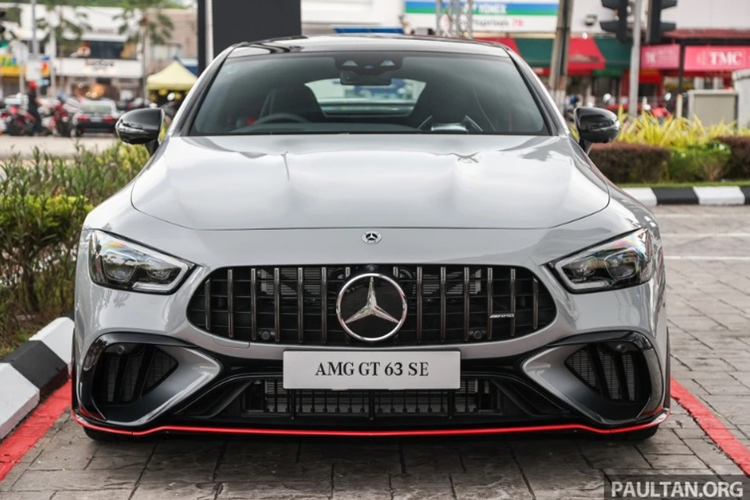 Mercedes-AMG GT 63 S E 2024 bản đặc biệt này cũng được hãng bổ sung gói AMG Aerodynamics, gồm cánh lướt gió cố định, cản trước và sau được tinh chỉnh lại nhằm tăng tối đa tính khí động học.